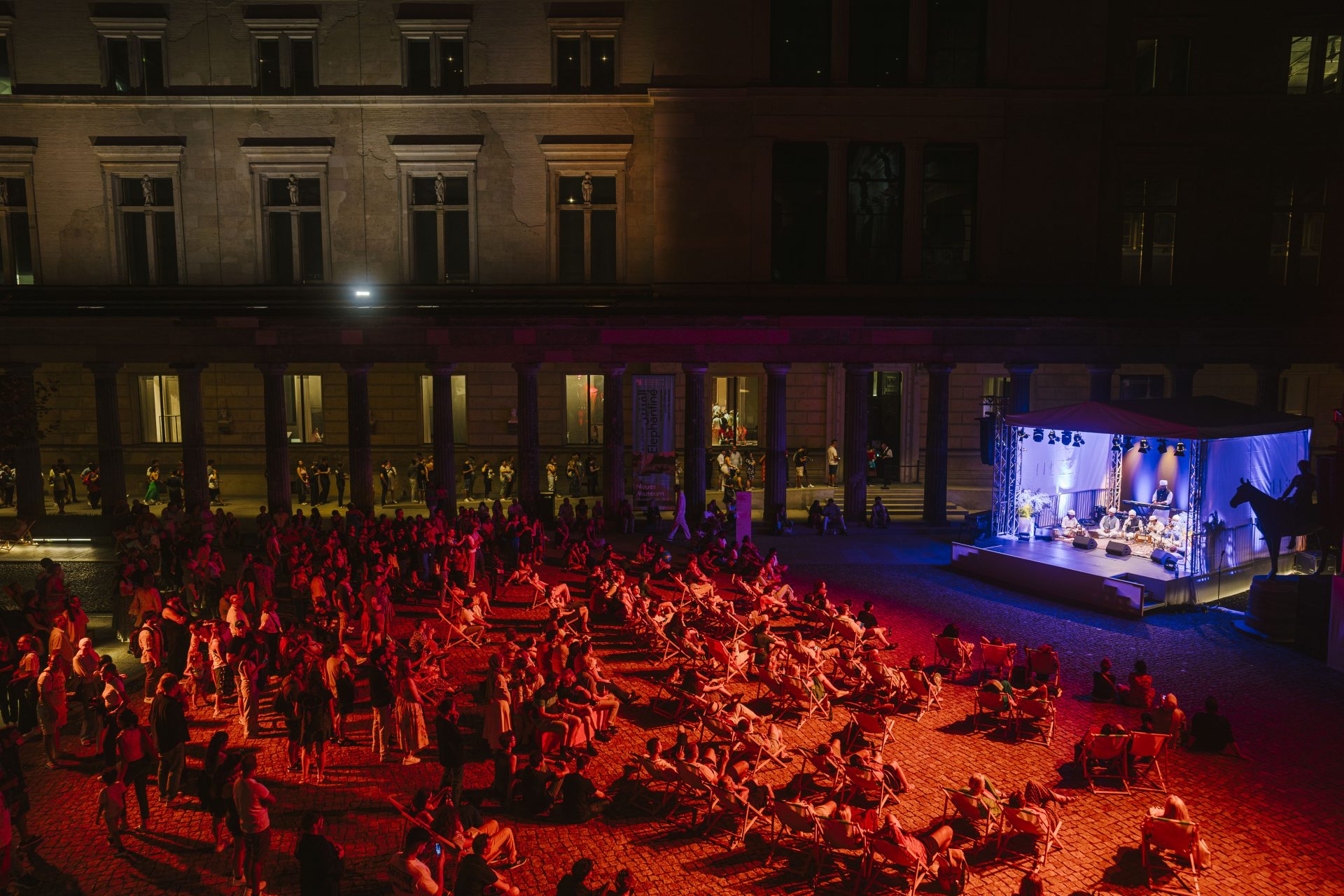 Das Ensemble des KM Music Conservatory Chennai spielt im Kolonnadenhof vor zahlreichen Zuschauer*innen